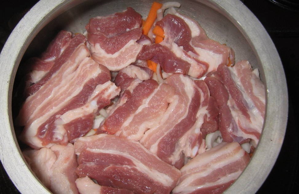 Мясо с овощами в афганском казане