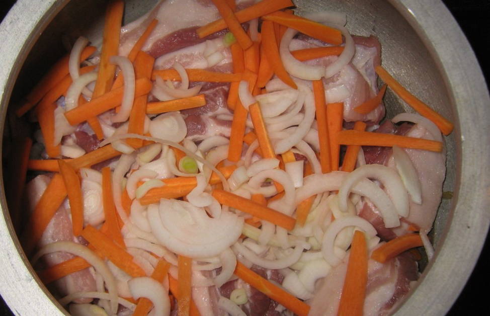 Мясо с овощами в афганском казане
