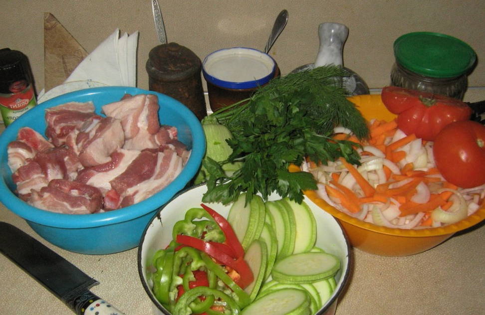 Мясо с овощами в афганском казане