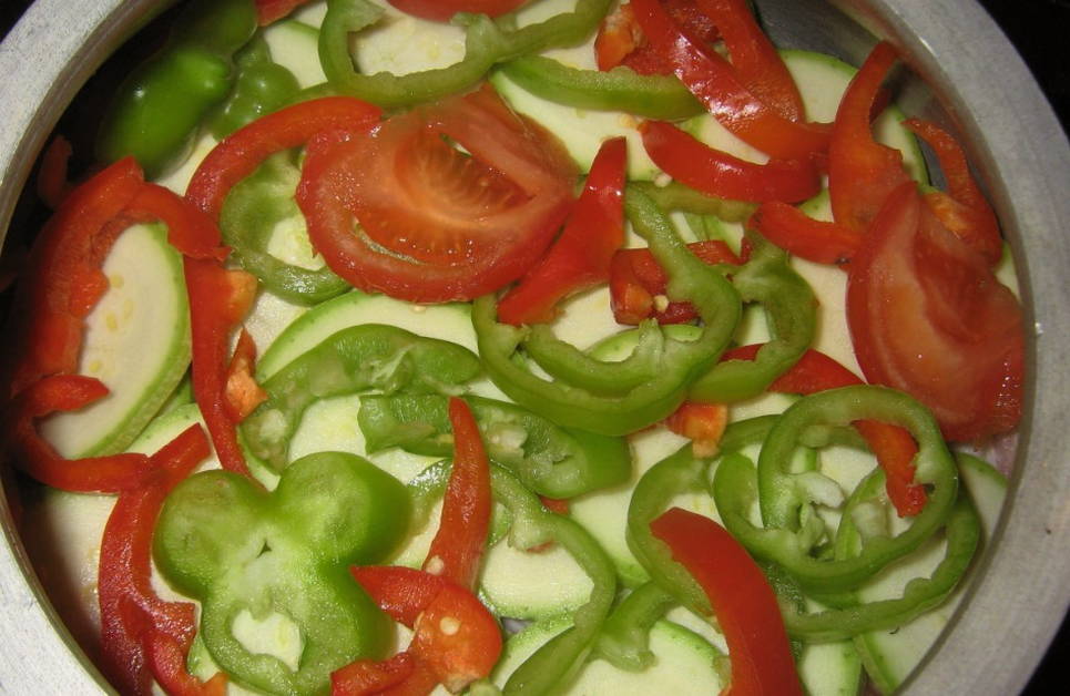 Мясо с овощами в афганском казане