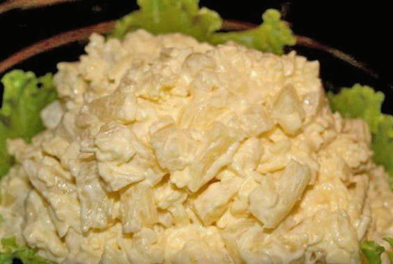 Салат «Курочка ряба» с ананасами и курицей