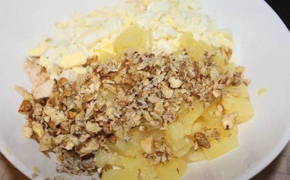 Салат «Курочка ряба» с ананасами и курицей