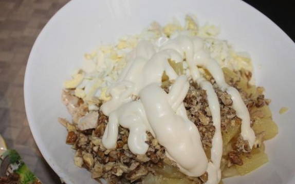 Салат «Курочка ряба» с ананасами и курицей