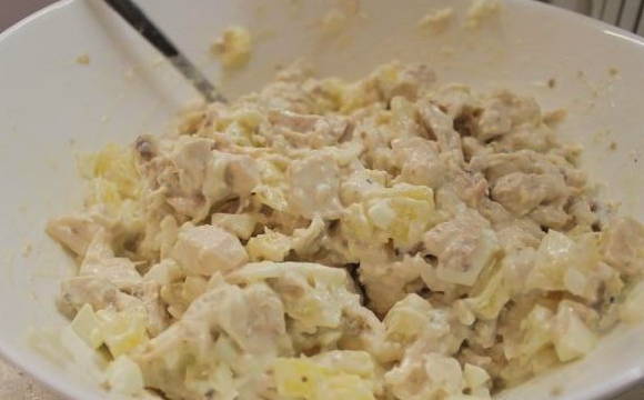 Салат «Курочка ряба» с ананасами и курицей