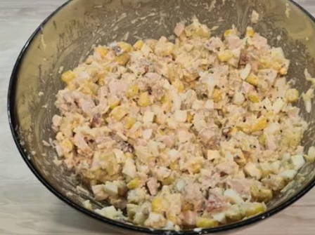 Салат «Курочка ряба» с ананасами