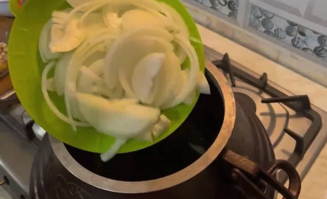 Плов из свинины в афганском казане на плите