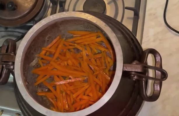 Плов из свинины в афганском казане на плите