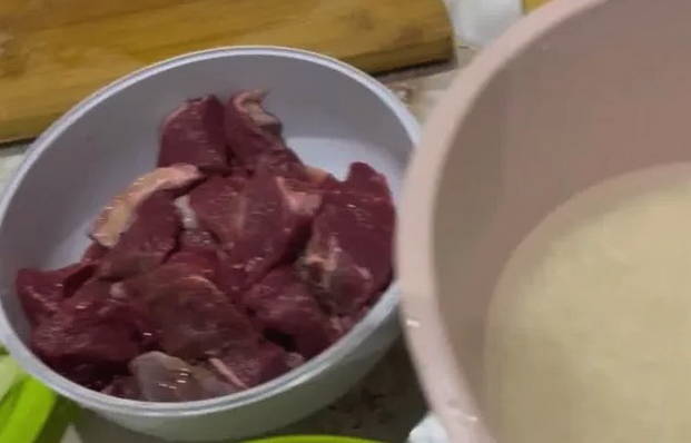 Плов из свинины в афганском казане на плите