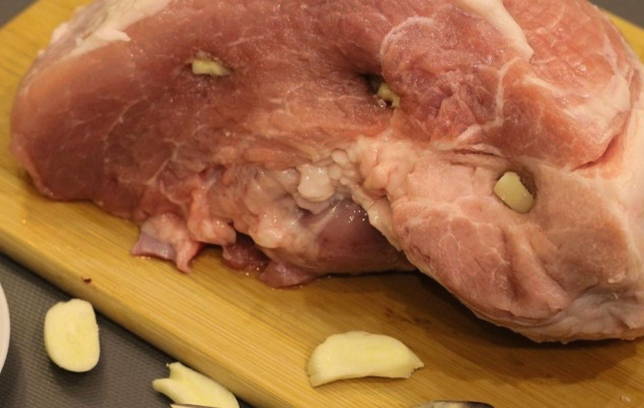 Буженина из свинины в мультиварке Редмонд