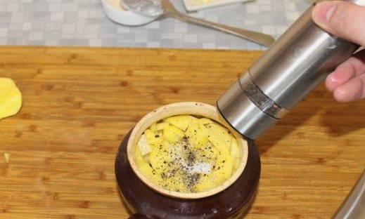 Мясо говядины с картошкой в горшочках в духовке