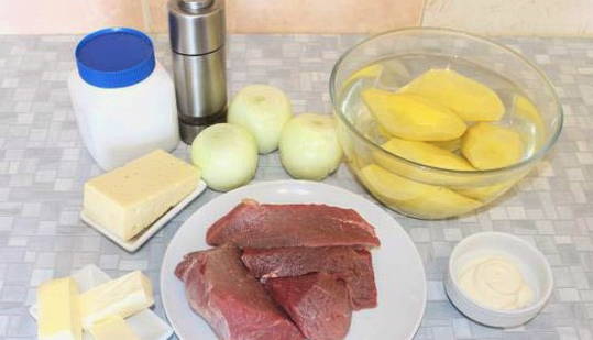 Мясо говядины с картошкой в горшочках в духовке