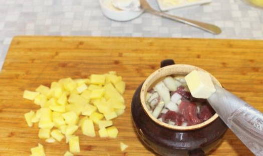 Мясо говядины с картошкой в горшочках в духовке