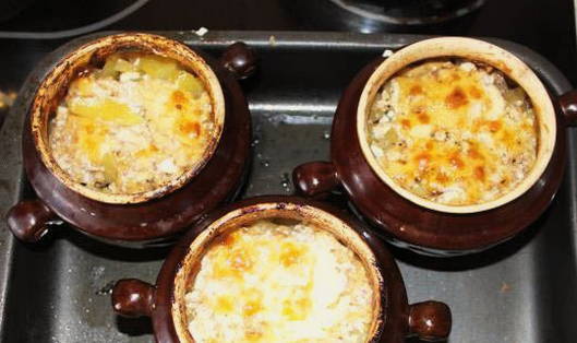 Мясо говядины с картошкой в горшочках в духовке