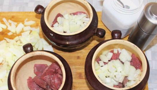 Мясо говядины с картошкой в горшочках в духовке