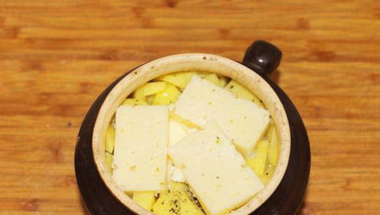 Мясо говядины с картошкой в горшочках в духовке