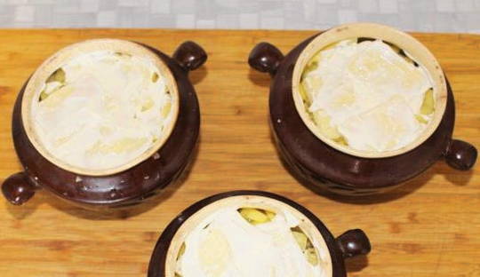 Мясо говядины с картошкой в горшочках в духовке