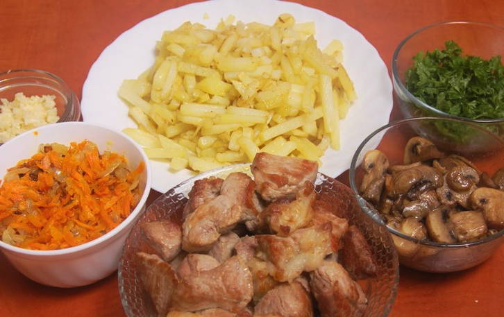 Свинина с картошкой, грибами и сыром в горшочках в духовке