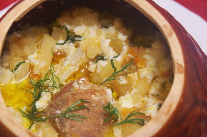 Свинина с картошкой, грибами и сыром в горшочках в духовке