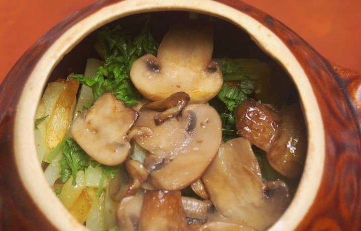 Свинина с картошкой, грибами и сыром в горшочках в духовке