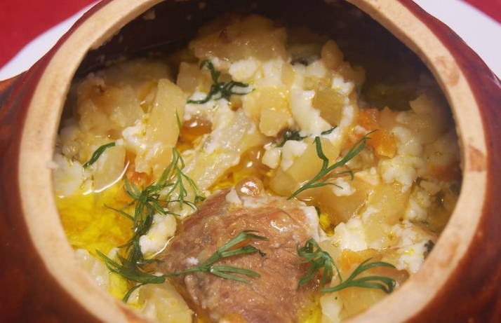Свинина с картошкой, грибами и сыром в горшочках в духовке