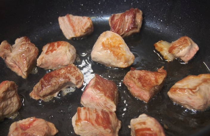 Свинина с картошкой, грибами и сыром в горшочках в духовке