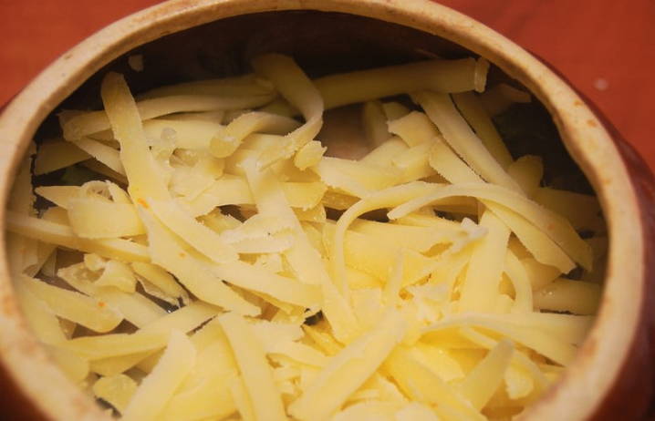 Свинина с картошкой, грибами и сыром в горшочках в духовке