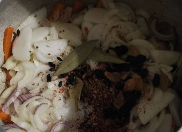 Плов из курицы в афганском казане на плите