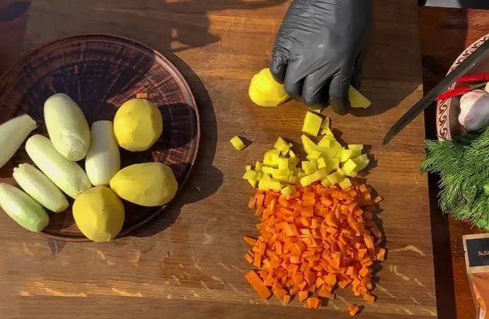 Гороховый суп с копченостями в афганском казане