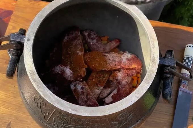 Гороховый суп с копченостями в афганском казане