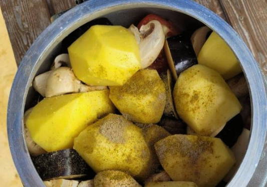 Курица с картошкой в афганском казане