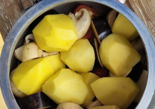 Курица с картошкой в афганском казане