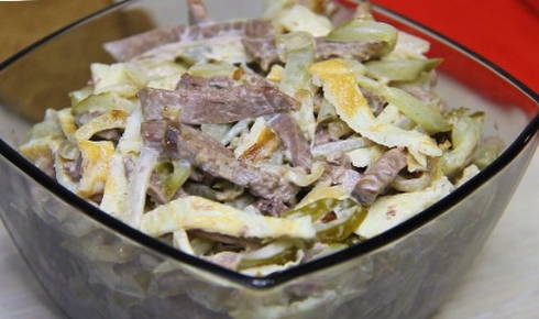 Салат «Министерский» с говядиной и яичными блинчиками
