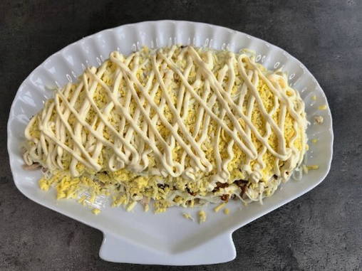 Салат «Лисья шубка» с курицей и грибами