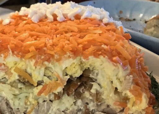Салат «Лисья шубка» с курицей и грибами