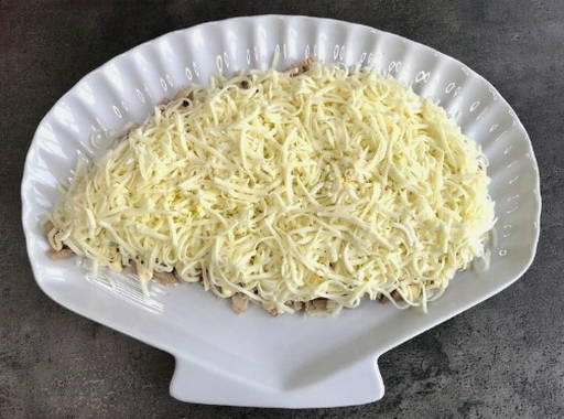 Салат «Лисья шубка» с курицей и грибами