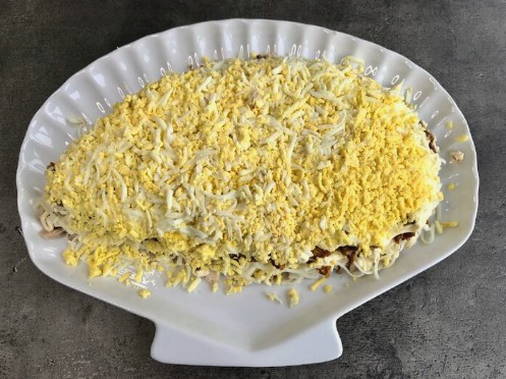 Салат «Лисья шубка» с курицей и грибами