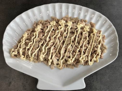Салат «Лисья шубка» с курицей и грибами