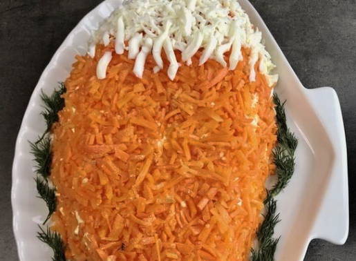 Салат «Лисья шубка» с курицей и грибами