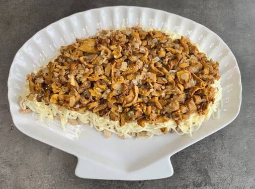 Салат «Лисья шубка» с курицей и грибами