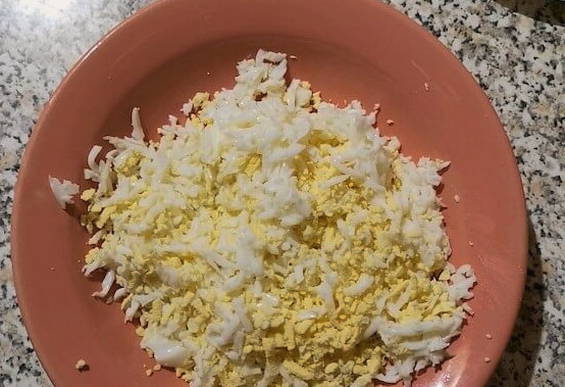 Салат «Лисья шубка» с сельдью и жареными грибами