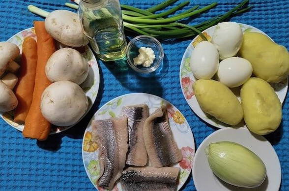 Салат «Лисья шубка» с сельдью и жареными грибами