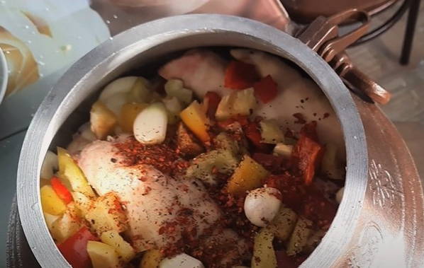 Свиные ножки в афганском казане