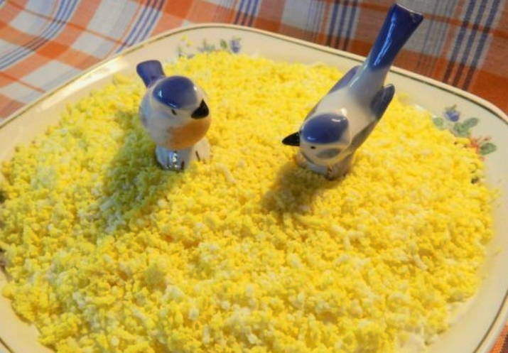 Луковый салат с яблоком, яйцом и сыром
