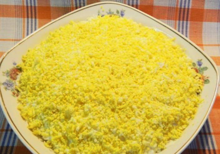 Луковый салат с яблоком, яйцом и сыром