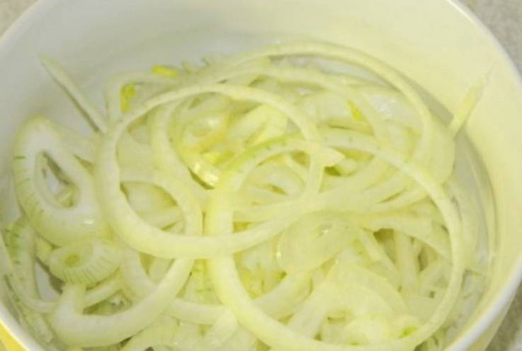 Луковый салат с яблоком, яйцом и сыром