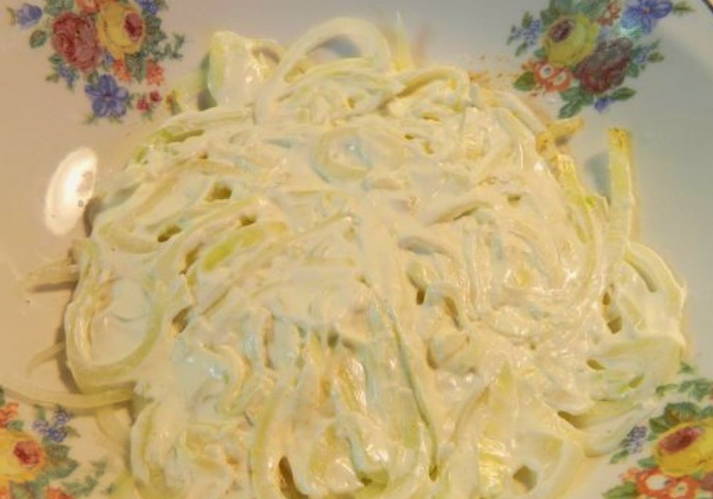 Луковый салат с яблоком, яйцом и сыром
