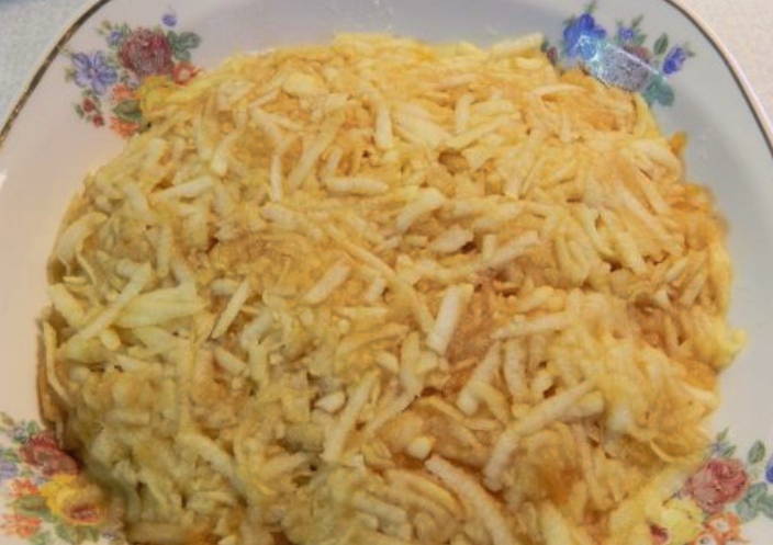 Луковый салат с яблоком, яйцом и сыром