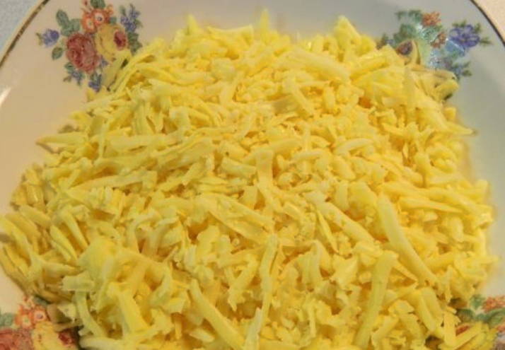 Луковый салат с яблоком, яйцом и сыром
