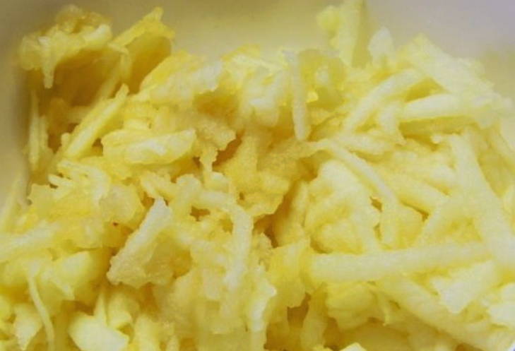 Луковый салат с яблоком, яйцом и сыром