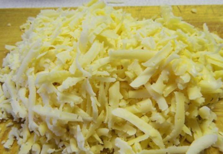 Луковый салат с яблоком, яйцом и сыром